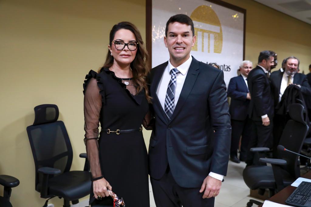 Primeira-dama de MT prestigia posse do procurador-geral do MPC