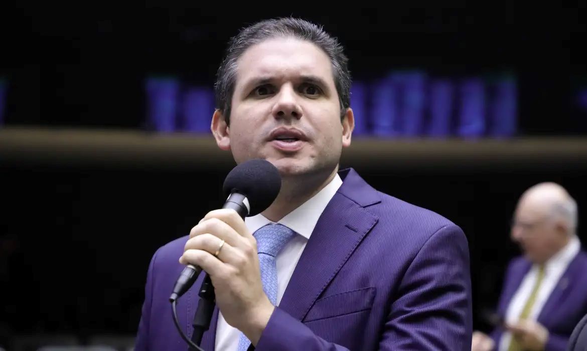 Lira anuncia Hugo Motta como candidato à presidência da Câmara