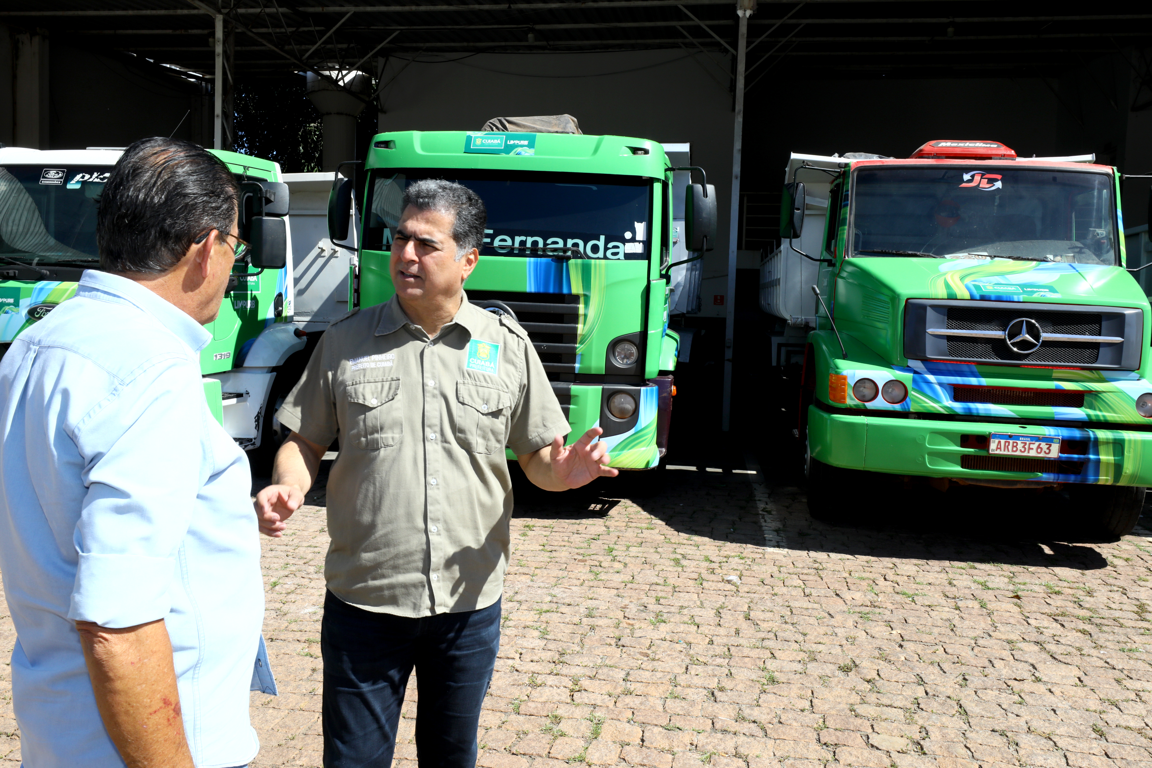 Emanuel revê planejamento e anuncia aumento da frota de caminhões