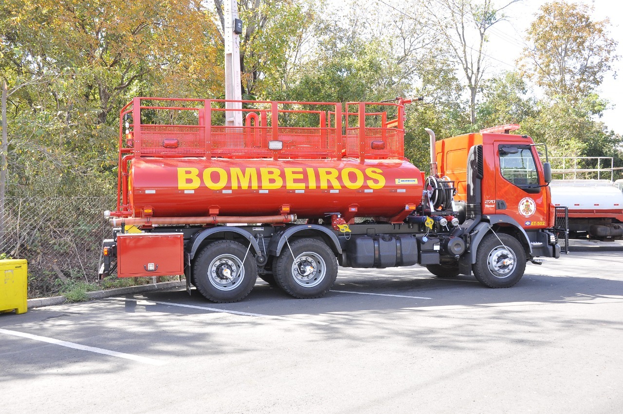 Corpo de Bombeiros combate incêndio em empresa de Cuiabá