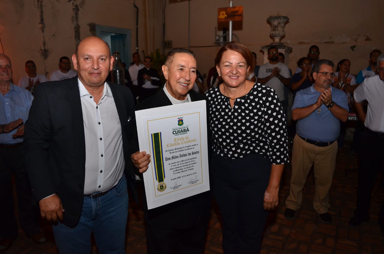 DOM MILTON SANTOS RECEBE TÍTULO DE CIDADÃO CUIABANO