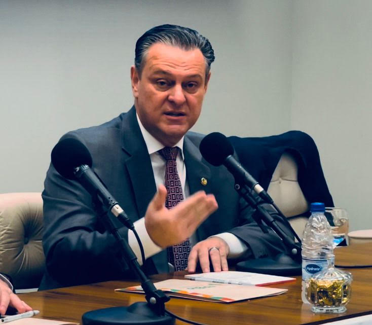 Manter burocracia para registro de defensivos atende cartel, dispara Fávaro
