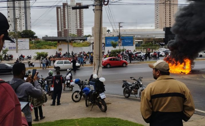 Entregadores protestam em funeral de motoboy que morreu em Cuiabá
