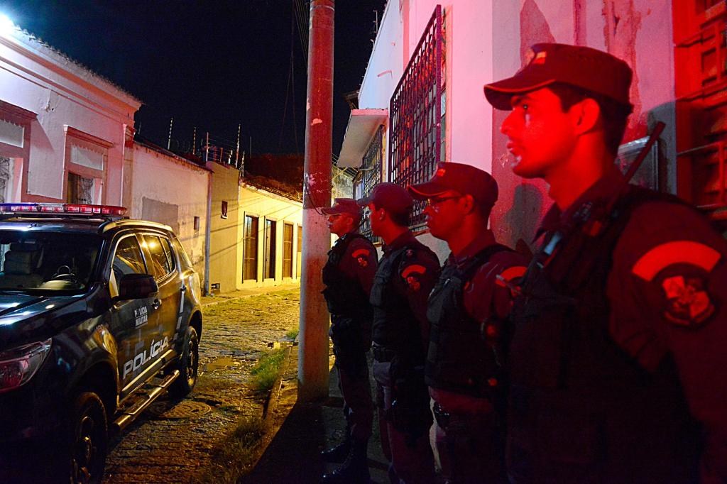 Policiais fazem rondas no Centro Histórico de Cuiabá na madrugada