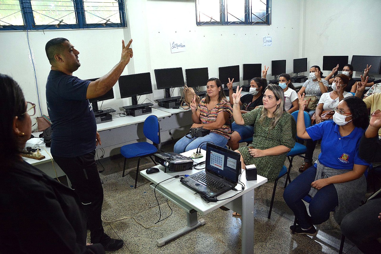 Várzea Grande: Kalil destaca avanços com capacitação de servidores em linguagem de libras