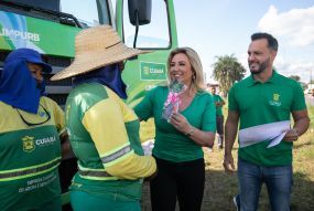 Servidoras recebem kits de maquiagem como homenagem do Dia das Mães