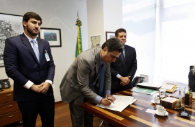 Em Brasília, prefeito assina adesão ao projeto A3P
