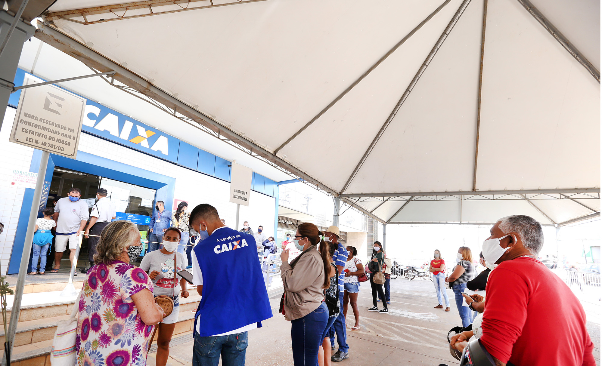 Várzea Grande instala tendas e grades de proteção em agências da Caixa Econômica