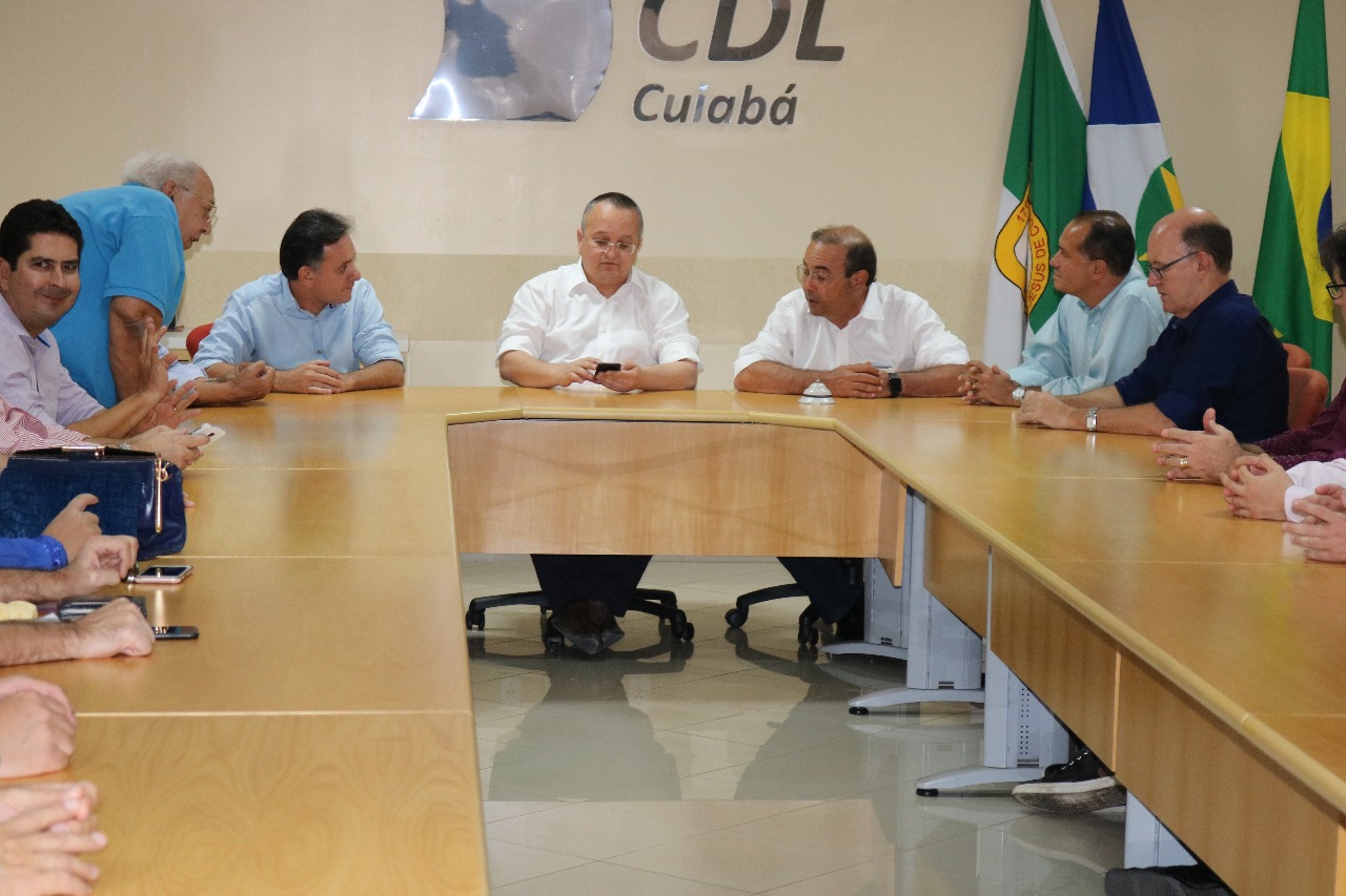 Governador mira apoio do comércio e apresenta balanço de gestão
