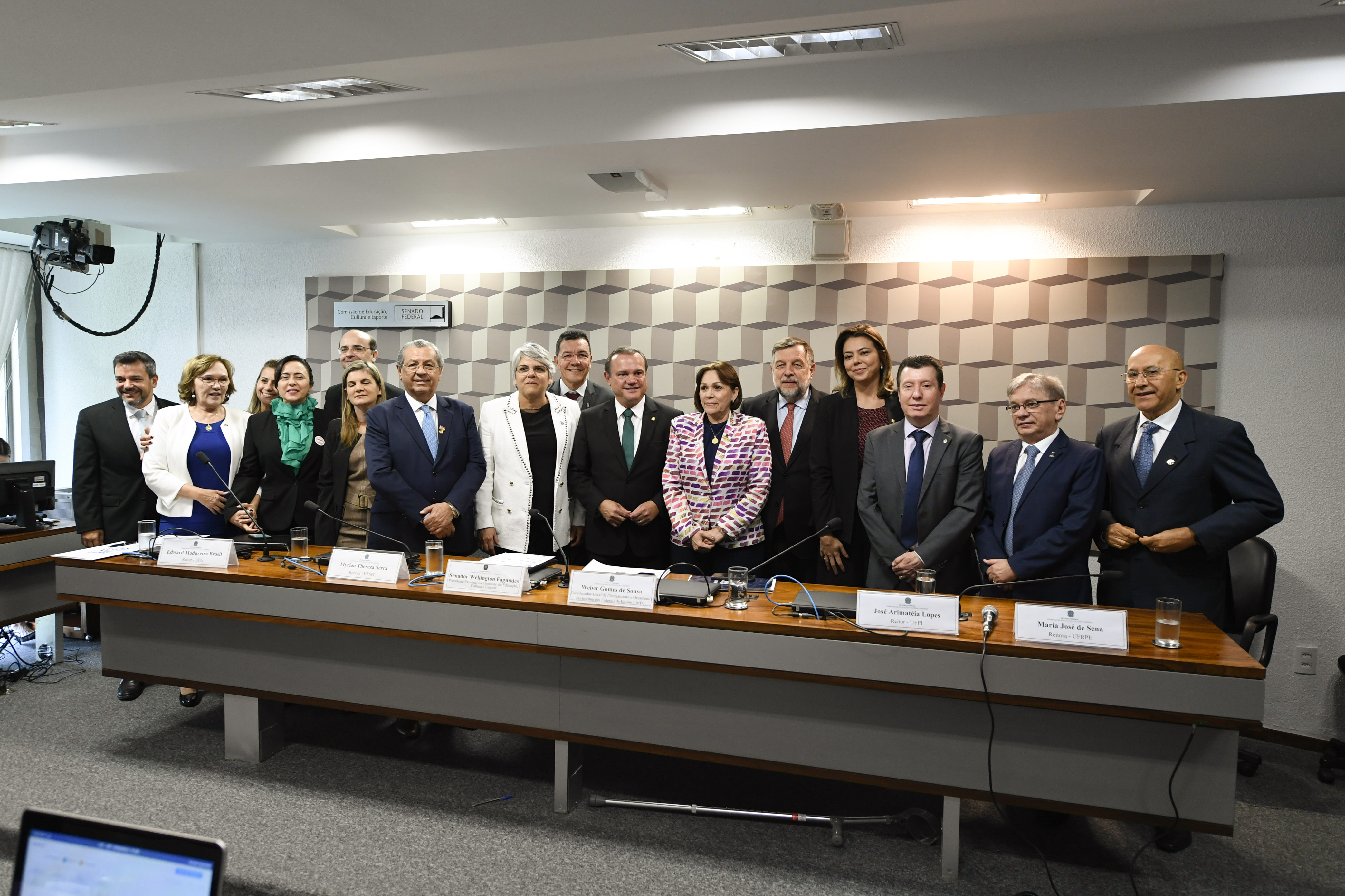 MEC promete encaminhar projeto de cargos para novas Universidades   