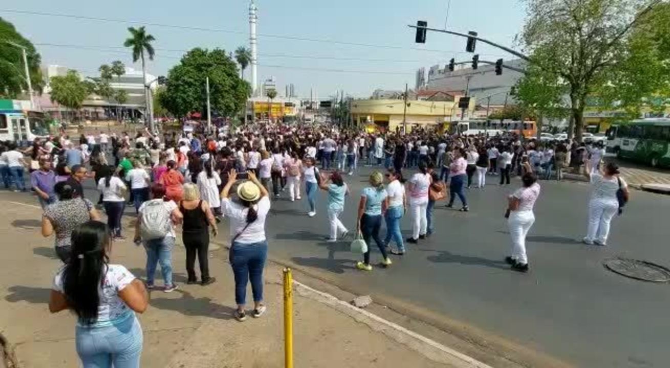 Enfermeiros fazem ato contra suspensão do piso salarial