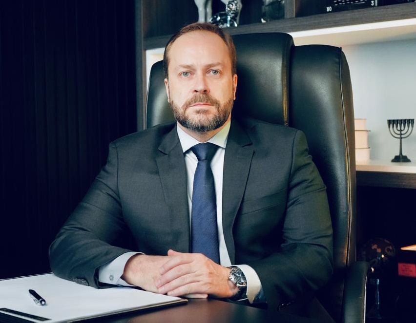 ADVOGADO DEFENDE RENOVAÇÃO EM SINOP
