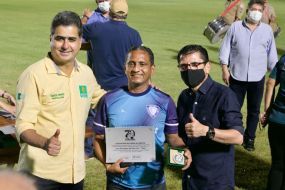 Emanuel homenageia personalidades no Dutrinha e inclui Mauro Mendes 