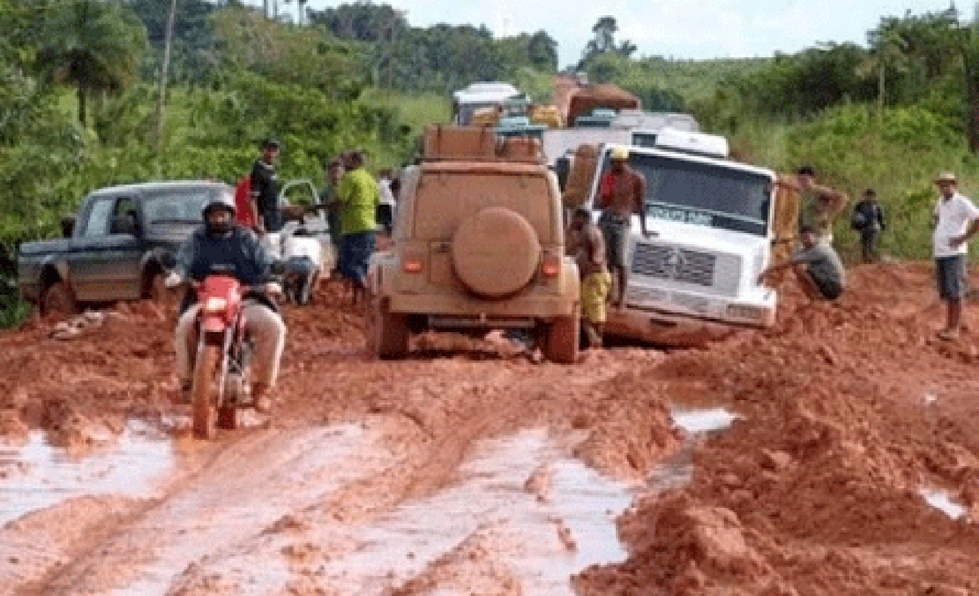 Motoristas gastam até 4 horas em trecho de 120 km da BR-158 