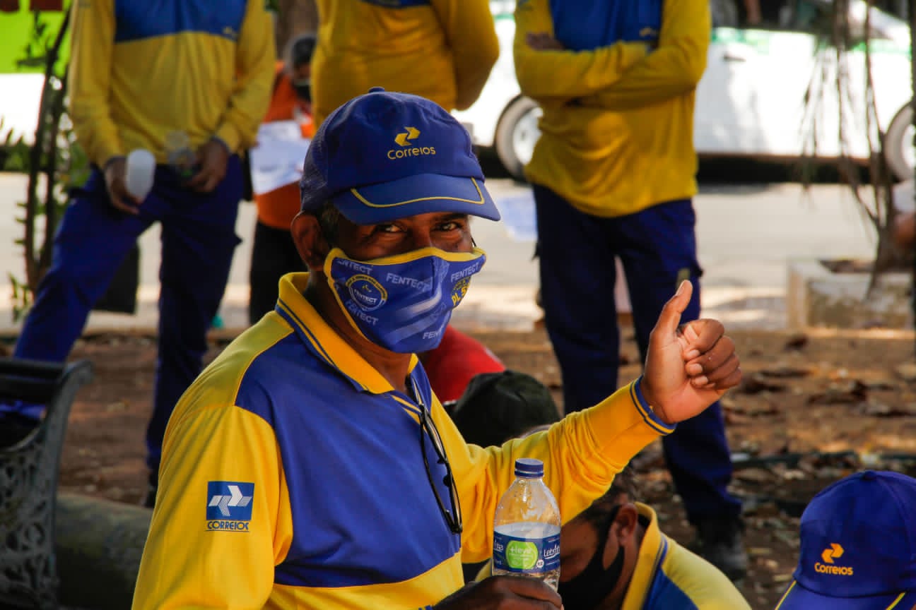 Trabalhadores e estudantes realizam ato em defesa dos Correios