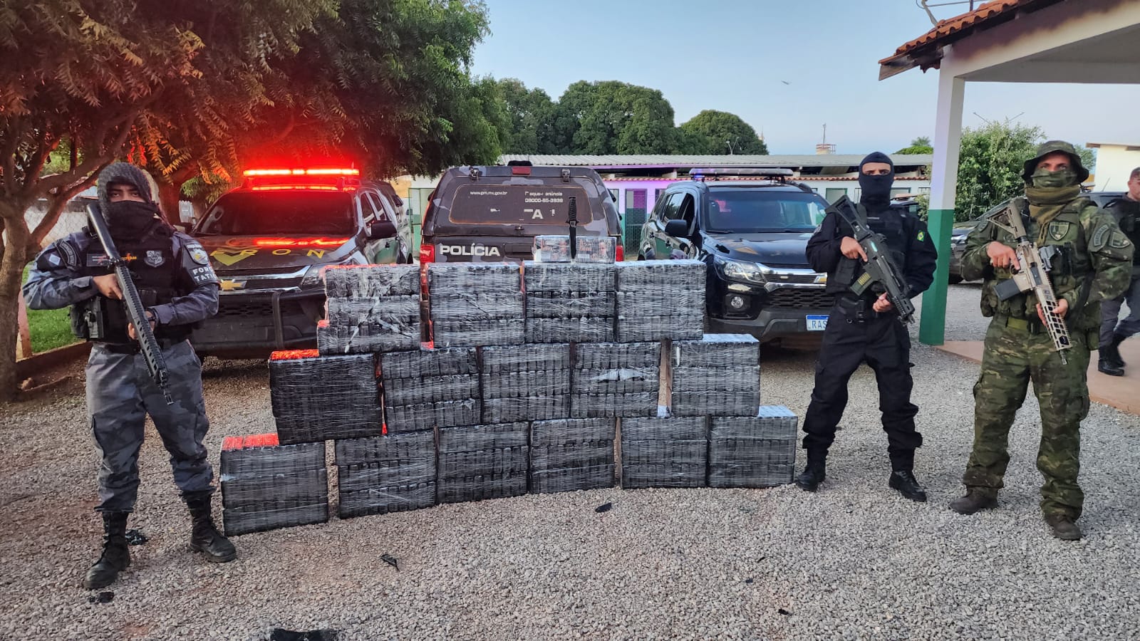 Gefron barra ônibus e apreende 50 kg de pasta base de cocaína
