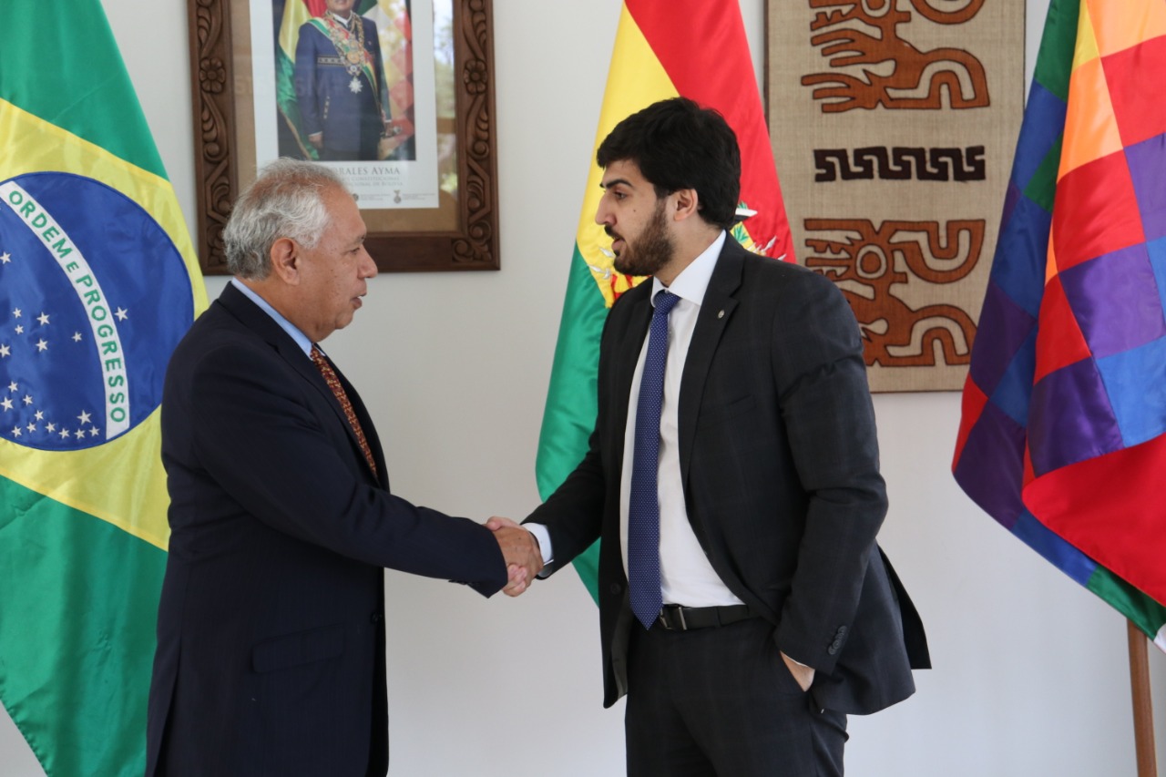 Na Bolívia, deputado se reúne com embaixador e pede solução para estudantes brasileiros