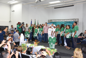 Prefeito entrega uniformes a 9,6 mil servidores da Educação