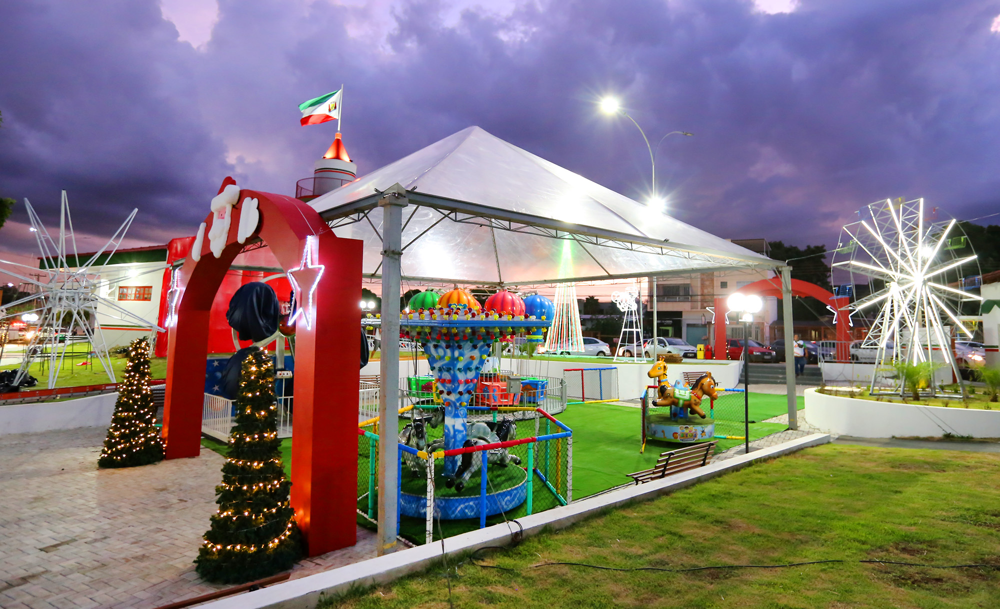 Natal Feliz atrai centenas de famílias no Ginásio Fiotão 