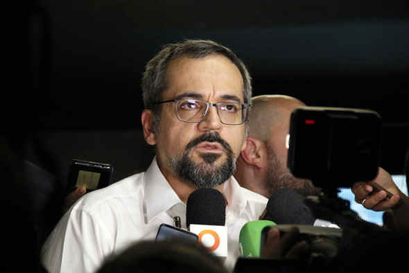 Ministro diz que Enem terá como foco conhecimentos objetivos