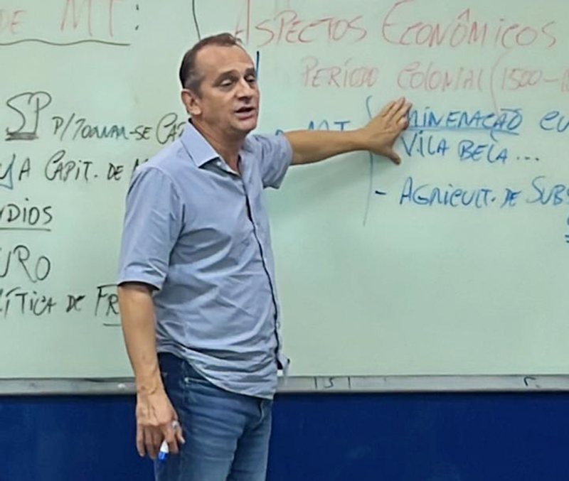 Deputado volta à sala e dá aulas para concurseiros 