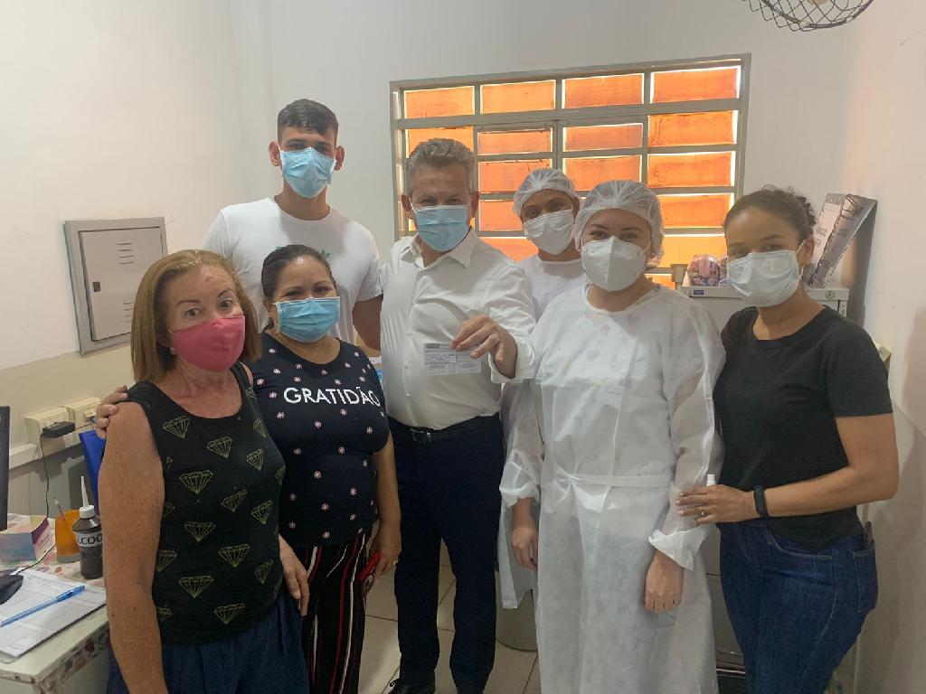 Isso salva vidas, diz governador após tomar 3ª dose de anticovid