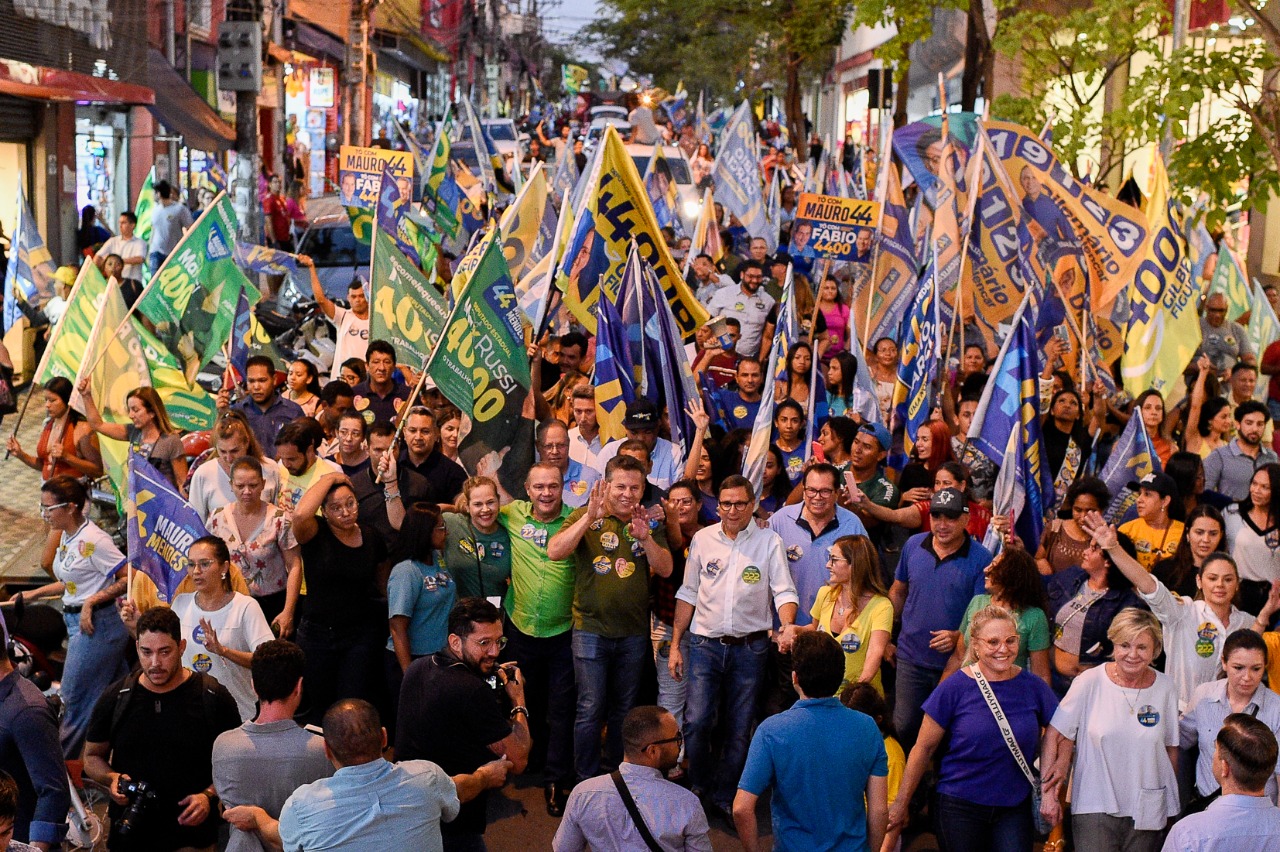 Em último ato de campanha, Mauro Mendes lidera caminhada em Cuiabá