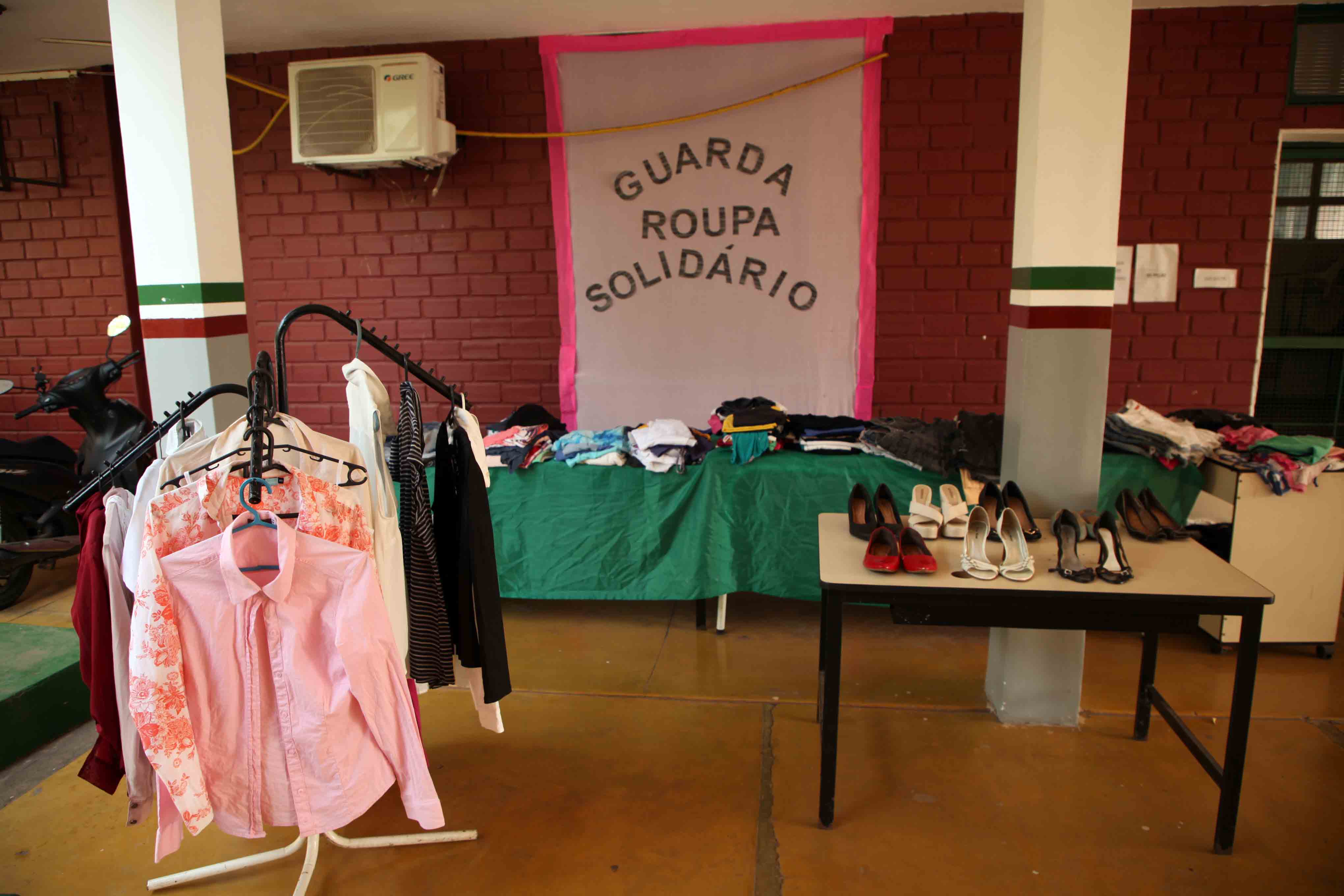 VG:  famílias carentes da região do grande Cristo Rei recebem doações de roupas