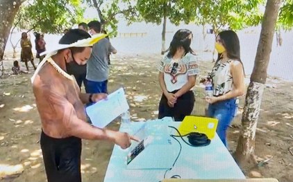 Eleitores indígenas de 2 aldeias participam de treinamento de como votar na urna eletrônica