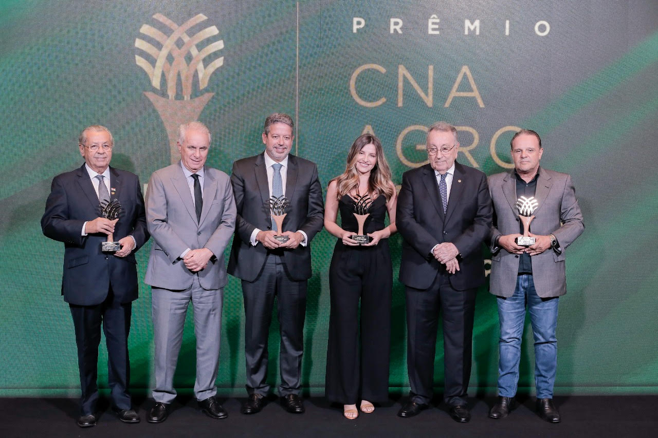 Senador Jayme Campos recebe Prêmio CNA Agro Brasil