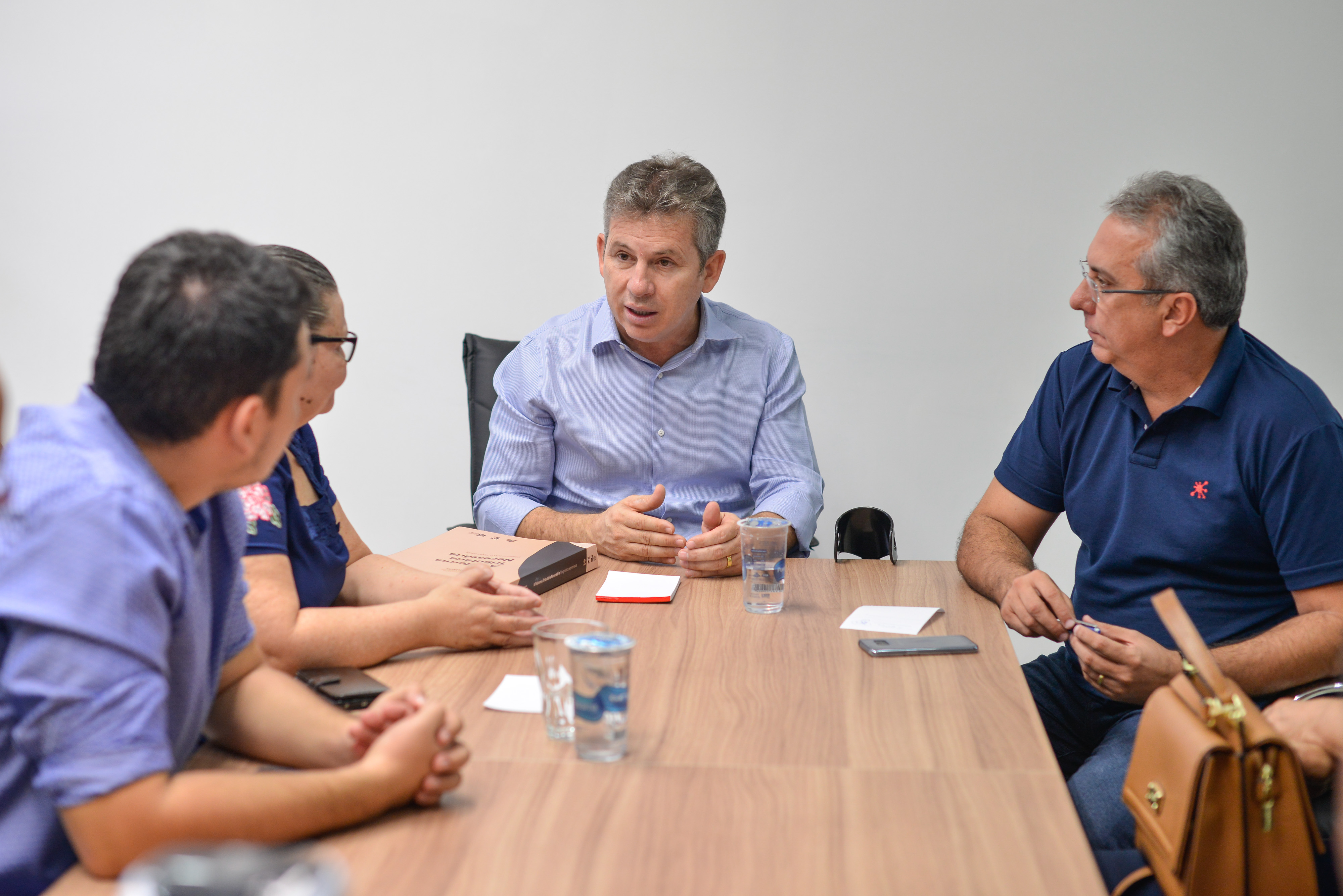 Mendes promete esforço para resolver situação de habilitados na Educação