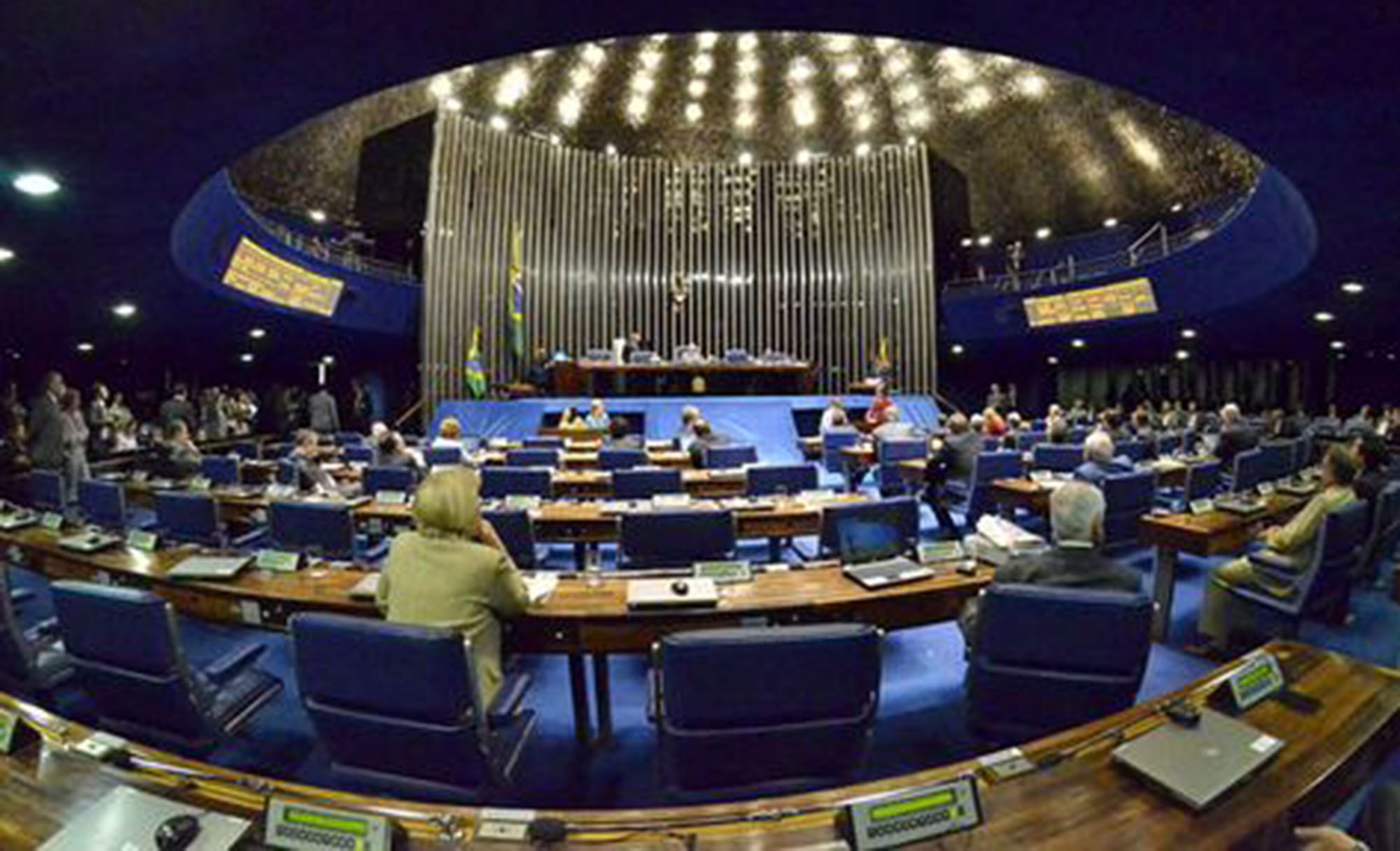 Senado analisa novo arcabouço fiscal e desoneração da folha