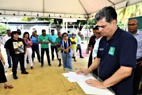 Obras da Associação dos Feirantes: Emanuel assina ordem de serviço 