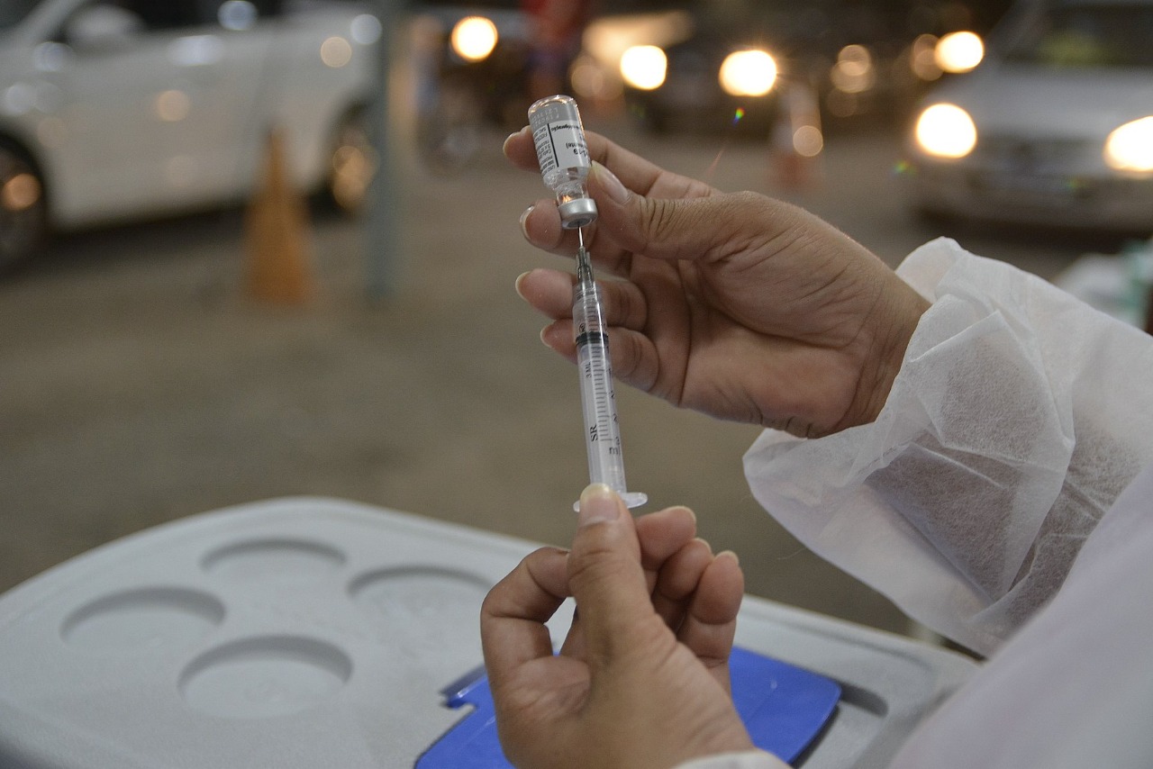 Saúde começa a aplicar vacina bivalente em pessoas com comorbidades