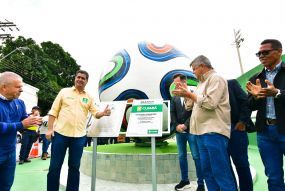 Ajudou a sustentar a paixão do cuiabano pelo futebol, diz Emanuel ao entregar réplica da Brazuca