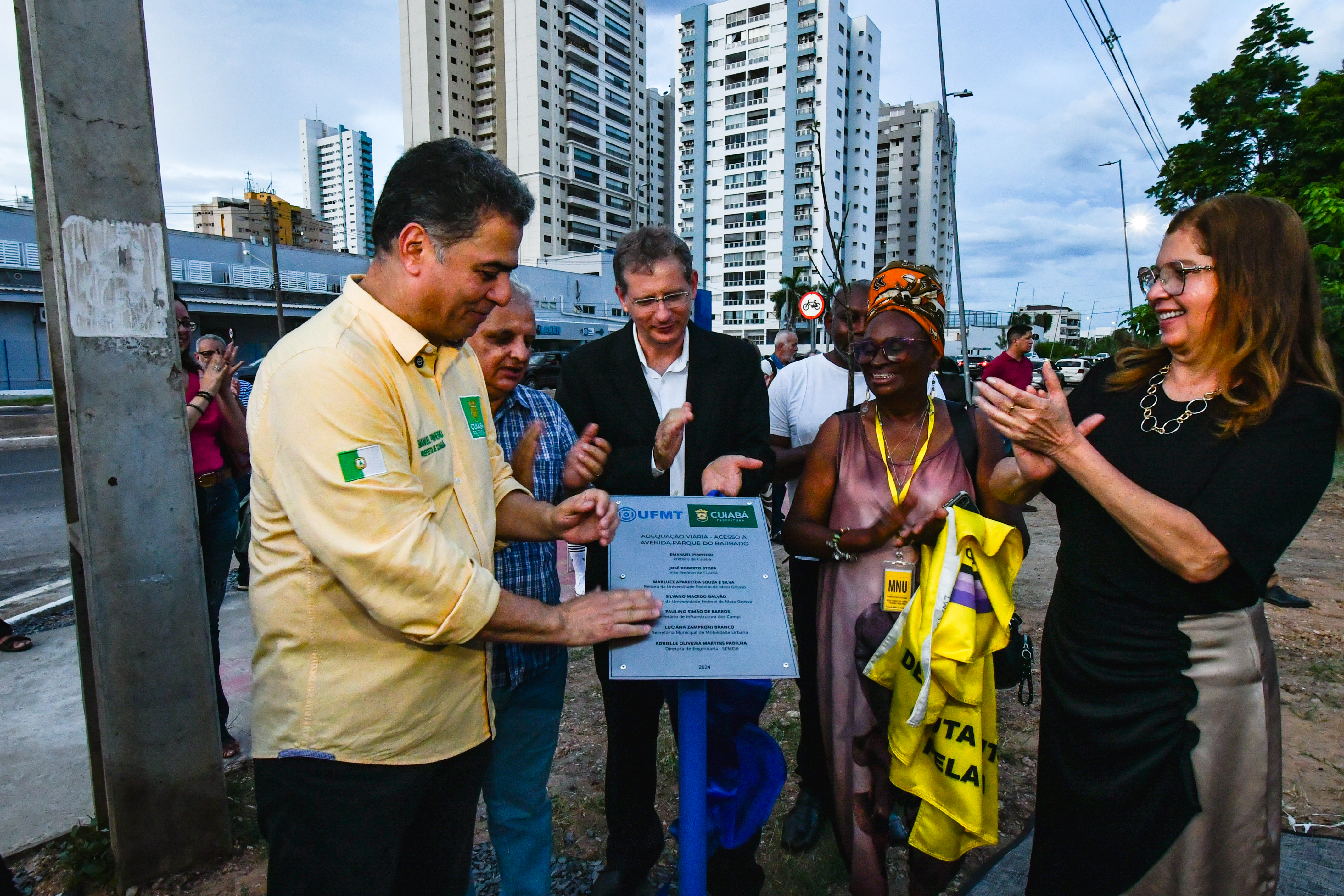 Obras: Prefeitura de Cuiabá requalifica pista na entrada da UFMT 