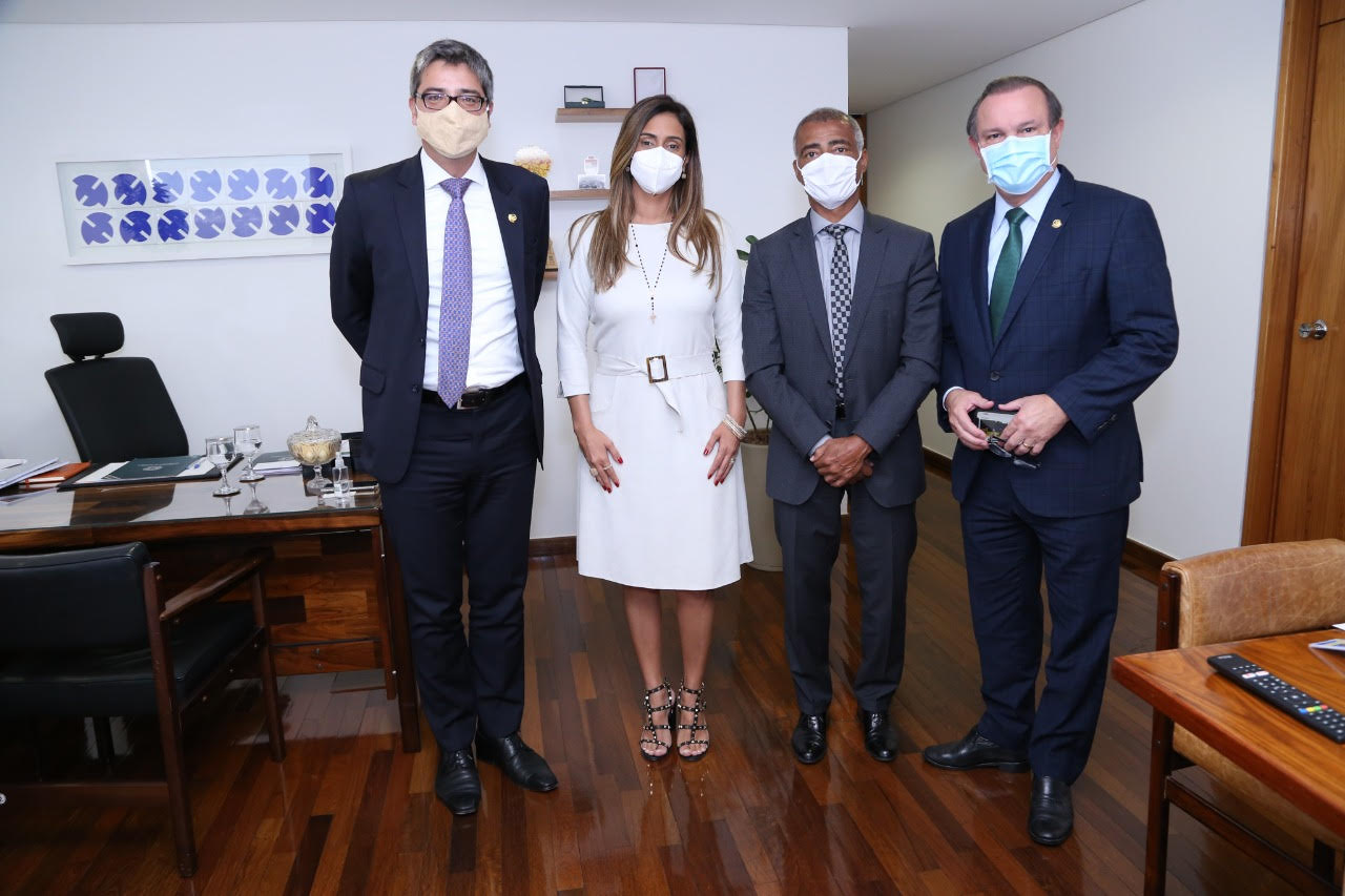 Senador entrega convite a Bolsonaro para inauguração de hospital em Cuiabá