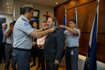 NOVELLI RECEBE COMENDA DA PM E DEBATE AÇÕES 