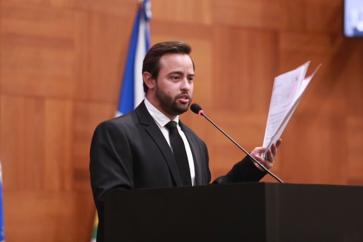 Justiça multa deputado por impulsionar propaganda ilegal contra o governador