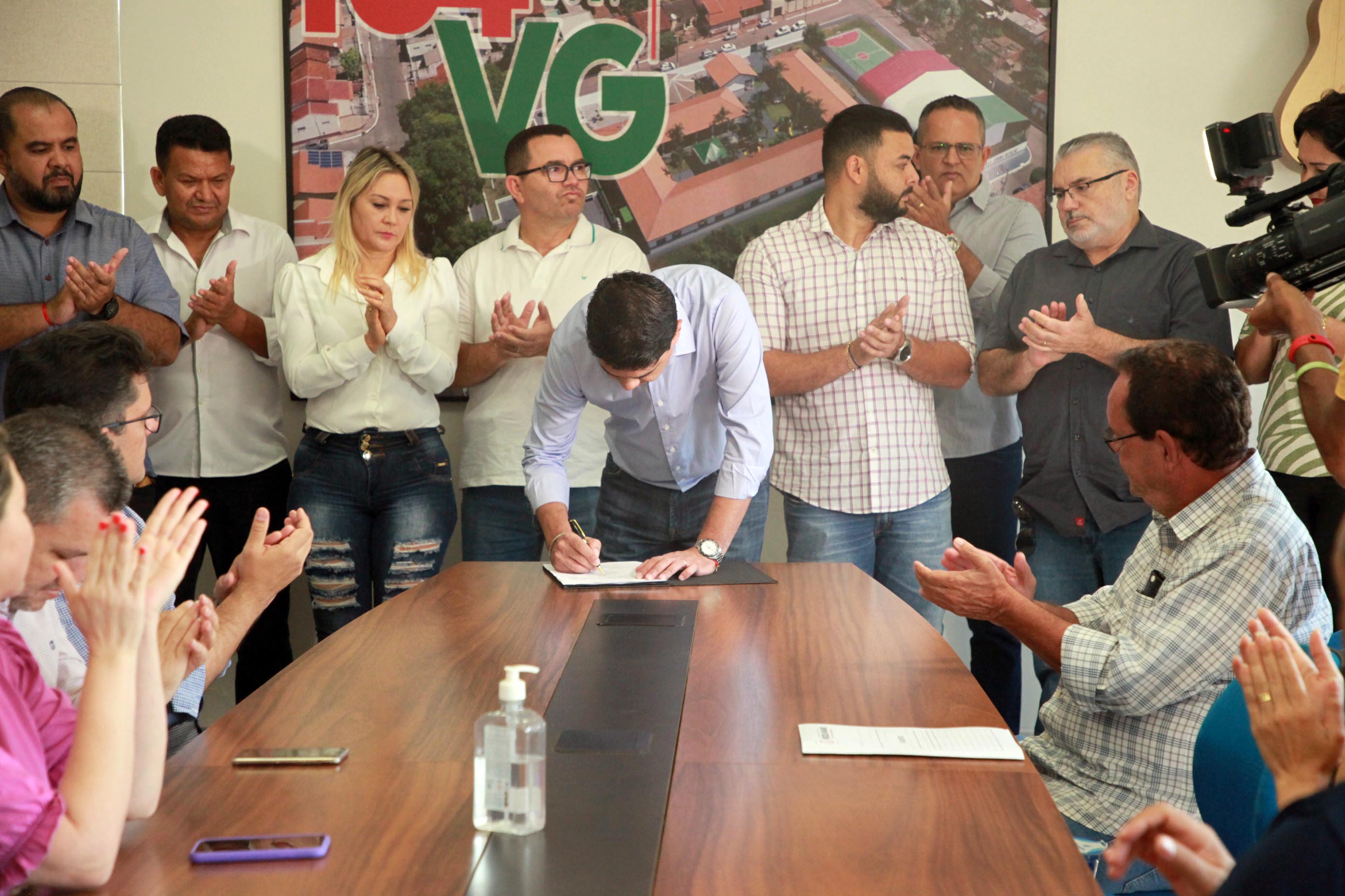 Kalil anuncia pacote de investimentos e autoriza construção de mais 2 unidades de saúde 