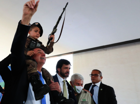 Pediatras repudiam foto de Bolsonaro com criança com arma: Não é brinquedo