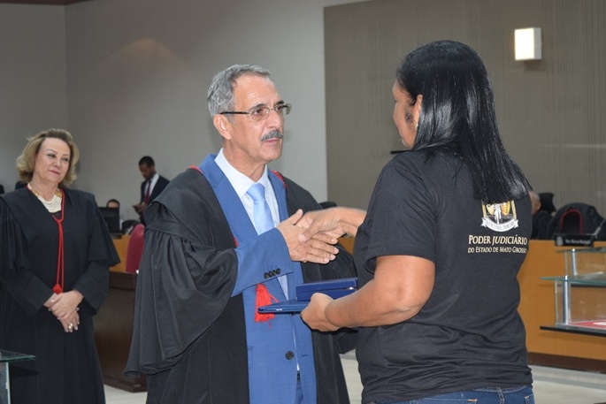 Judiciário de MT celebra 145 anos com entrega de honrarias a pessoas anônimas