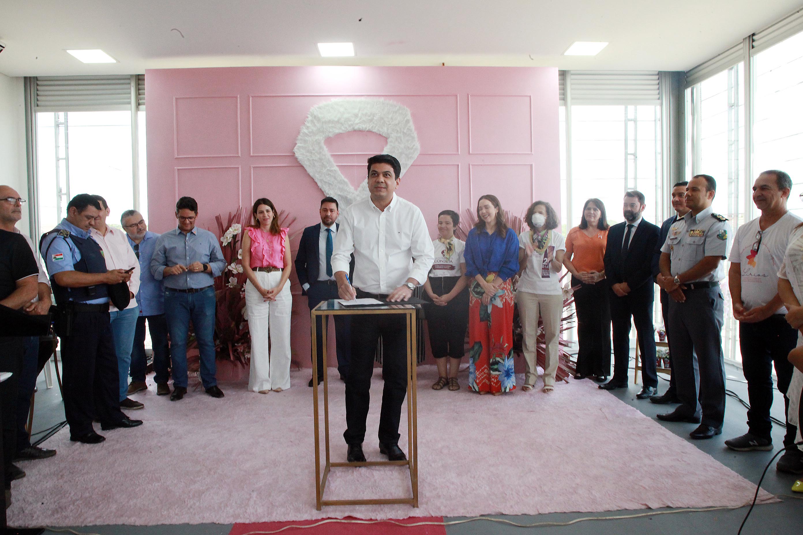 Kalil assina termo de compromisso pelo fim da violência contra a mulher