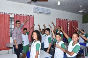 Prefeito entrega 300 aparelhos de ar condicionado nas unidades educacionais