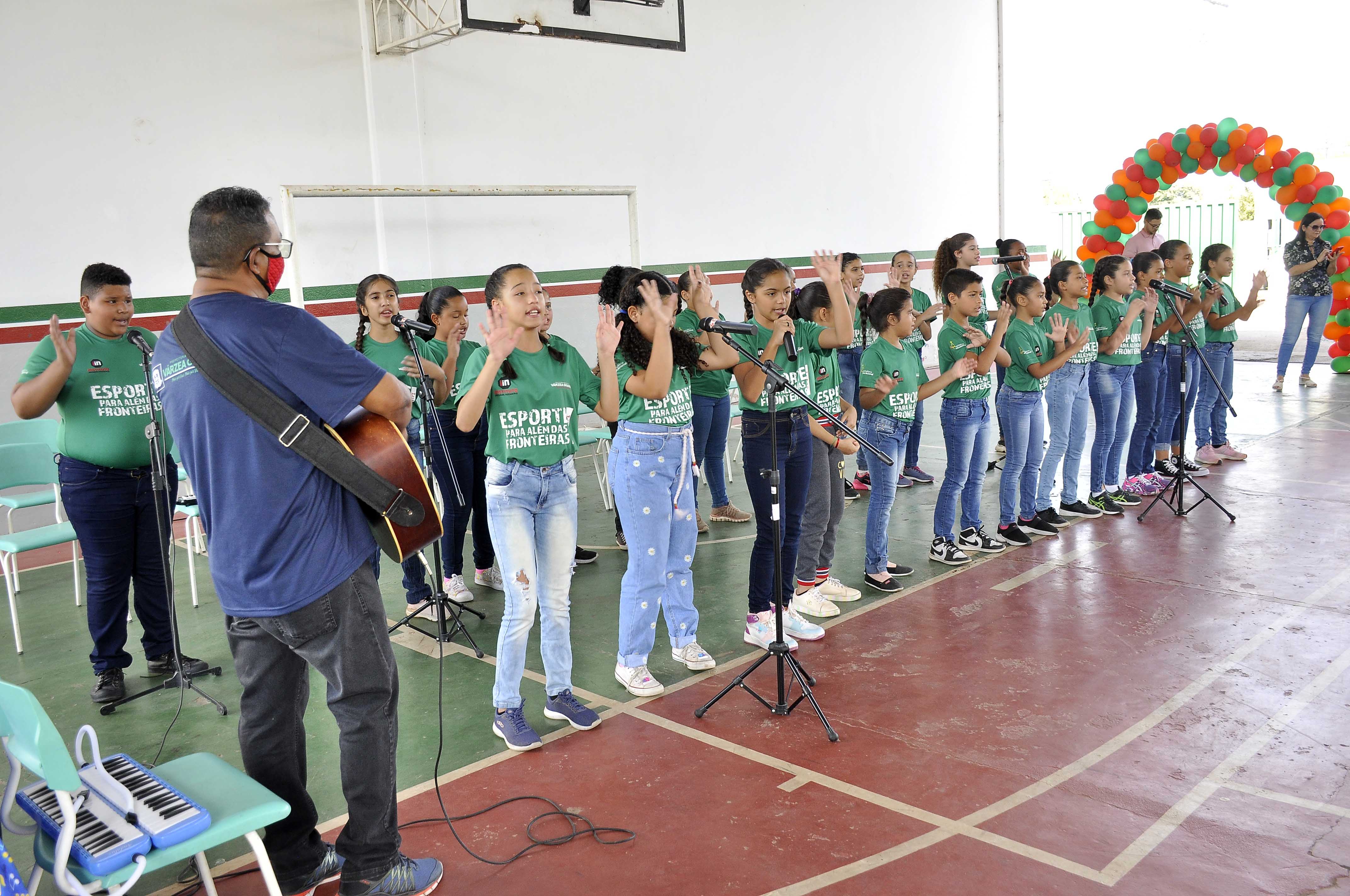 VG recebe visita de Minotouro em escola-polo do projeto Esporte para Além das Fronteiras