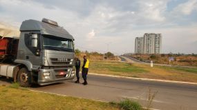 Cuiabá: Operação Carga Pesada autua 62 motoristas de caminhões 