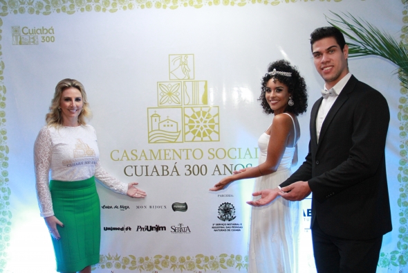 Em cerimônia coletiva, prefeitura realiza casamento social de 300 casais