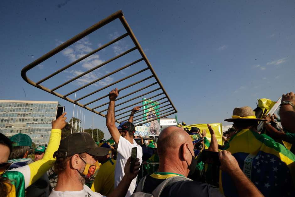 Advogados tentam impedir posse de deputados que apoiaram atos golpistas
