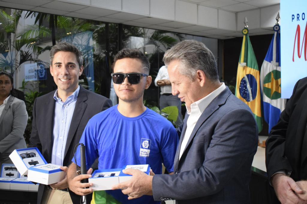 Governador entrega óculos de leitura e reconhecimento de rostos; investimento de 2,5 mi 