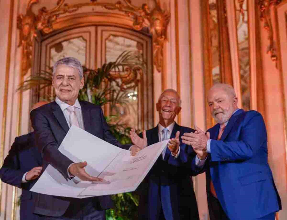 Chico Buarque manda recado a Bolsonaro ao receber prêmio de Lula